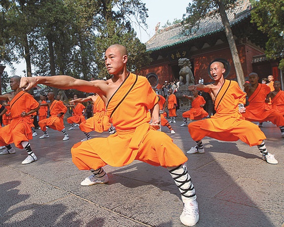 Moines à l'entrainement dans le temple de Shaolin