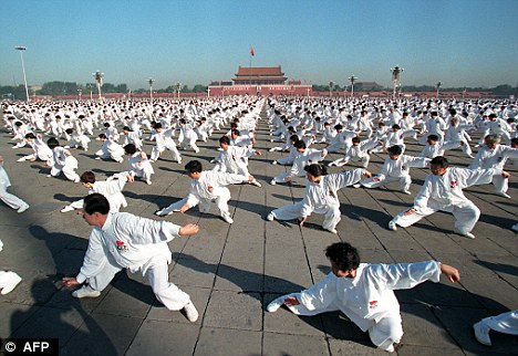 Forme 24 pas du style Yang. La forme la plus pratiquée à travers le monde.