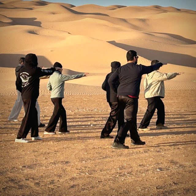 Le club Wushu 69 s'entraine dans les dunes au lever du jour.