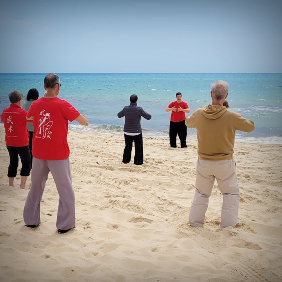 Qi gong pour remise en forme douce. Entrainement de au bord de la mer à Hammamet.