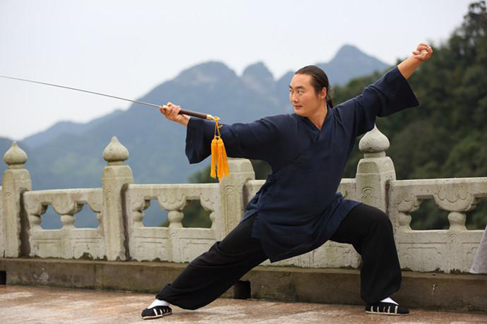 Mettre Ming Yue pratiquant l'épée du style Wudang