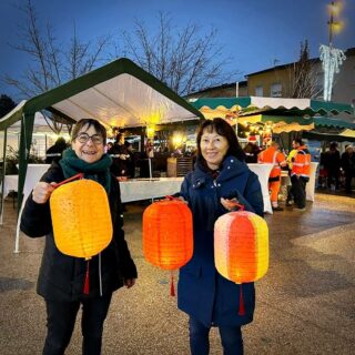 La vente des lampions bat son plein à la fête des lumières.